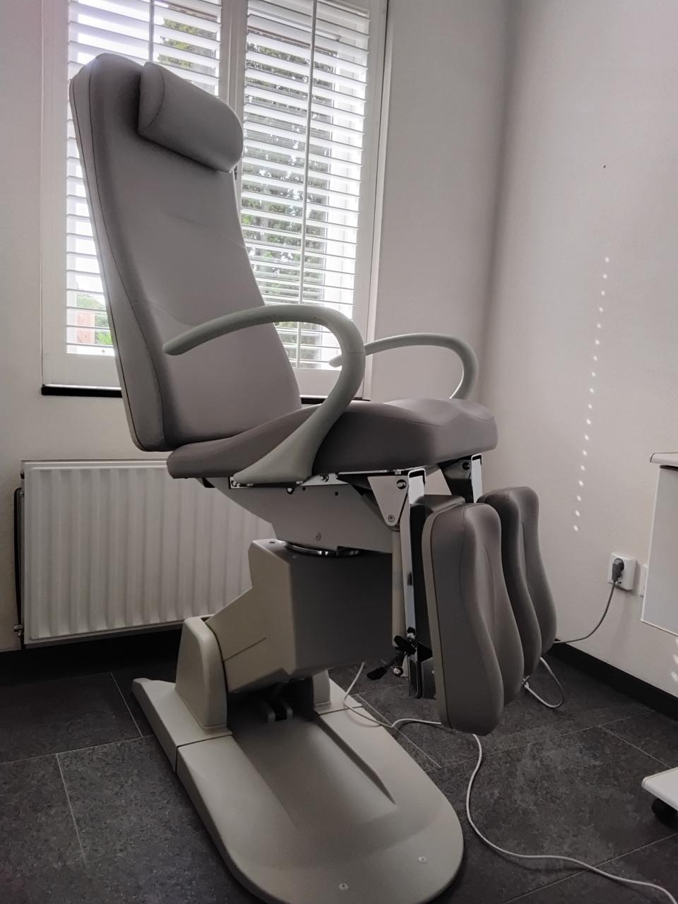 PEDICUURBEHANDELSTOEL, WERKSTOEL EN PEDICUURMEUBEL