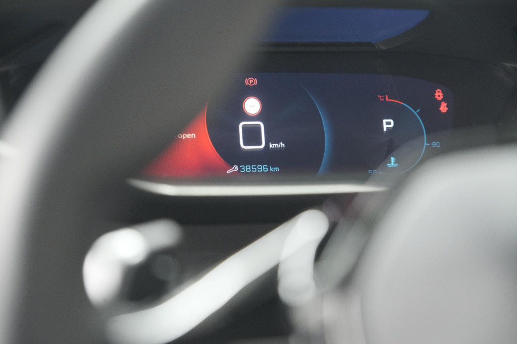 Peugeot 208 puretech 100 eat8 allure pack | camera | apple carplay | parkee