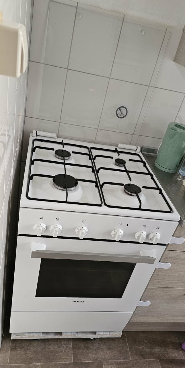 Keuken set koelkast en fornuis in prima staat