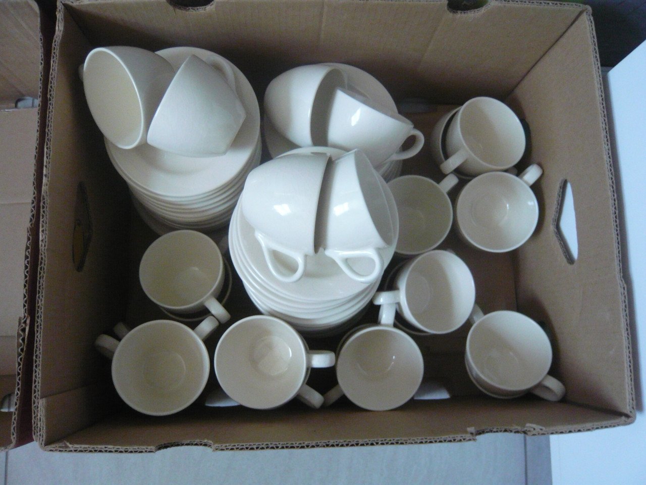 Doos vol Servies  / kop en schotels