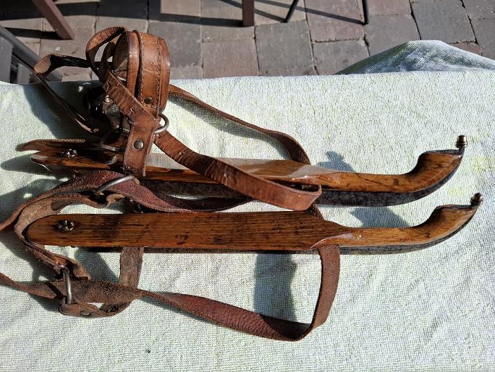 Oude Friese Schaatsen met Koperen Eikeltjes