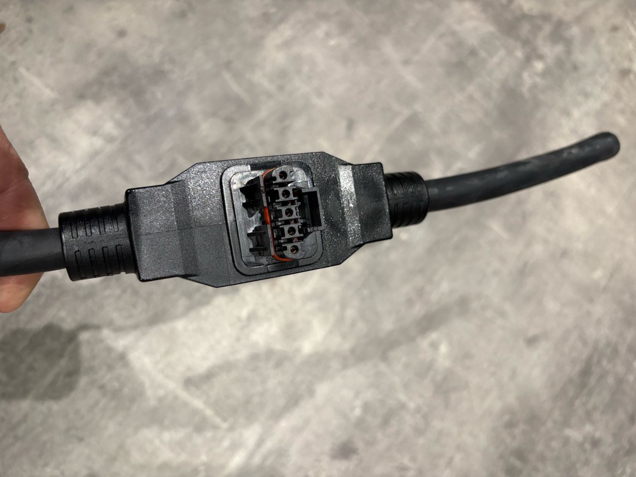 3stuks APsystems Qt2 micro-omvormers incl. Trunkcable