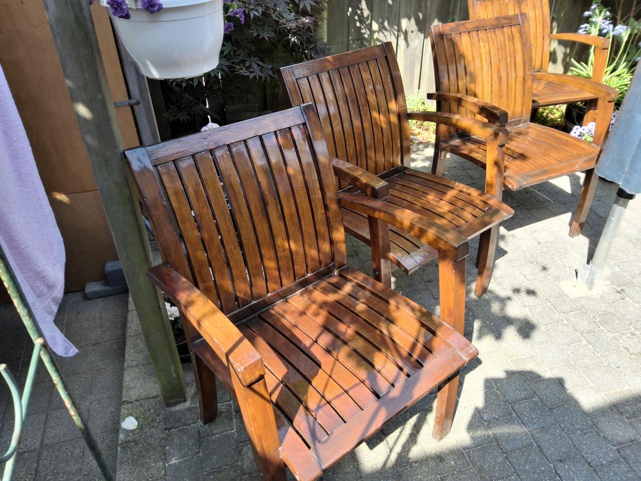 4 Houten Tuinstoelen gelakt.