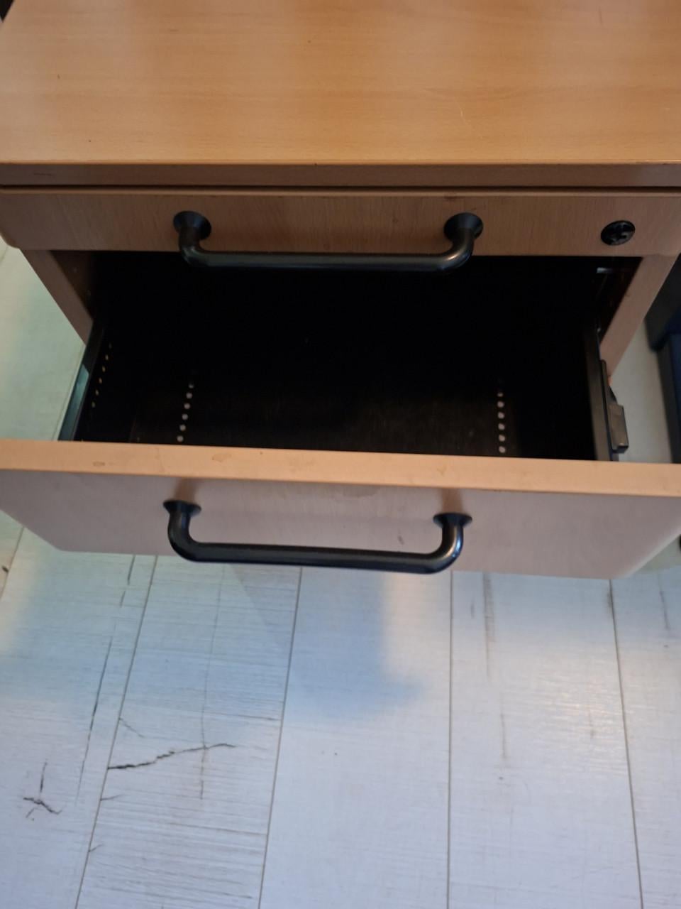 Hoekbureau compleet met ladeblok en 2 lage kasten