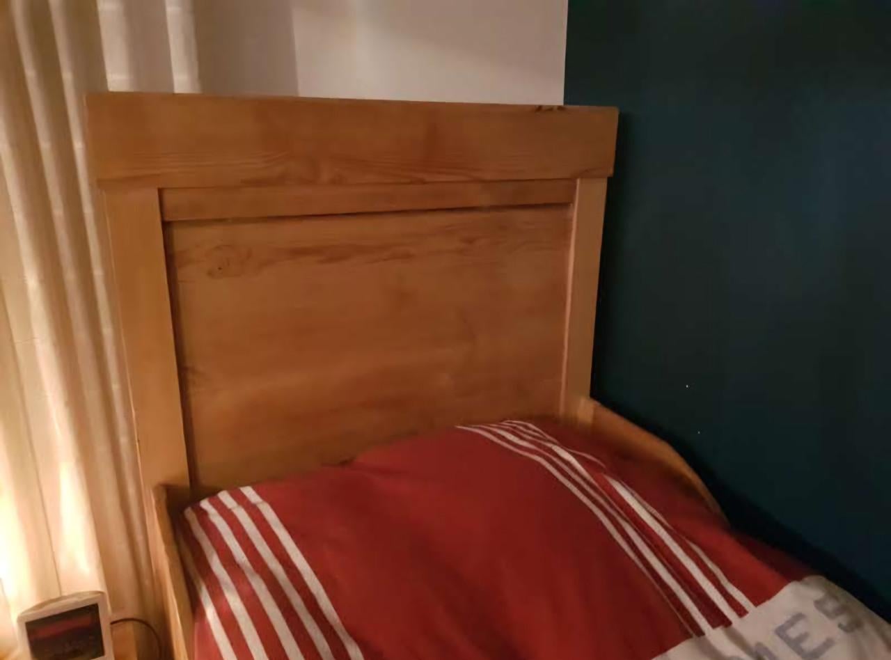 Prachtig antiek houten eenpersoonsbed met lattenbodem
