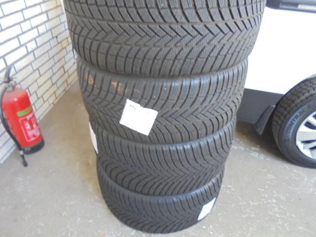Set Bridgestone banden 245 / 40 R19 voor € 220