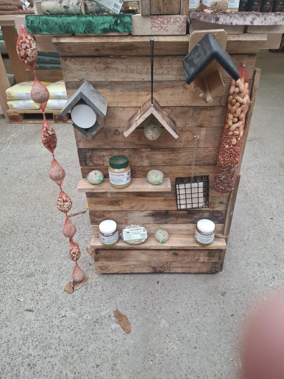 Allerlei voeders voor de vogels in de natuur