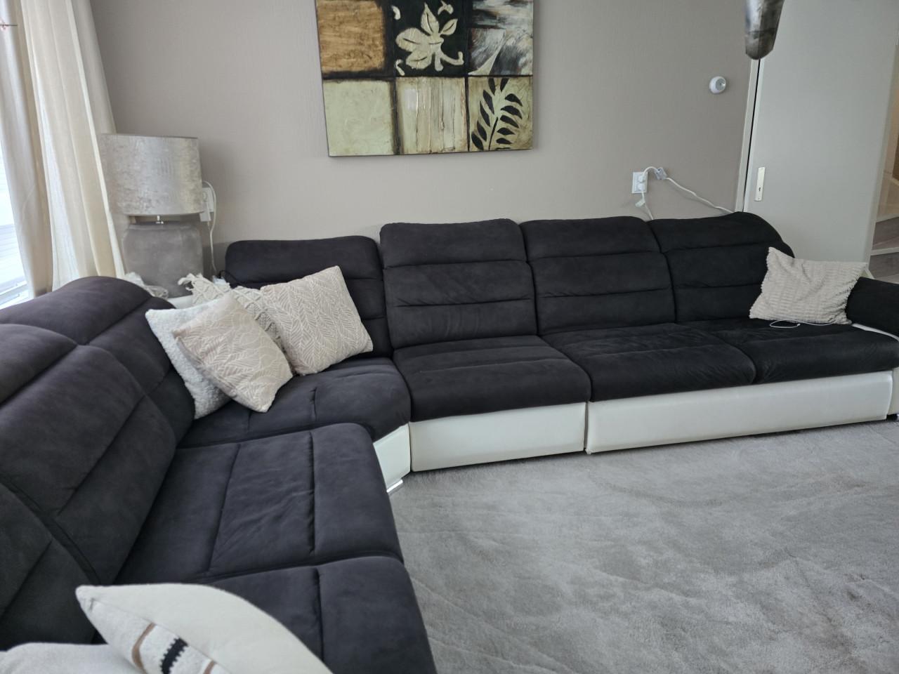 Grote hoekbank met slaapfunctie – Moet snel weg!