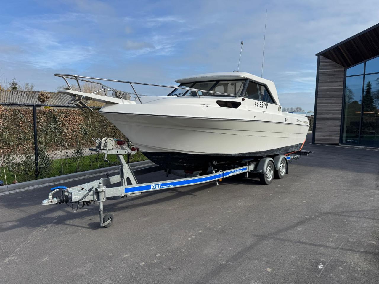 Kajuitboot met 190 pk binnenboord en trailer