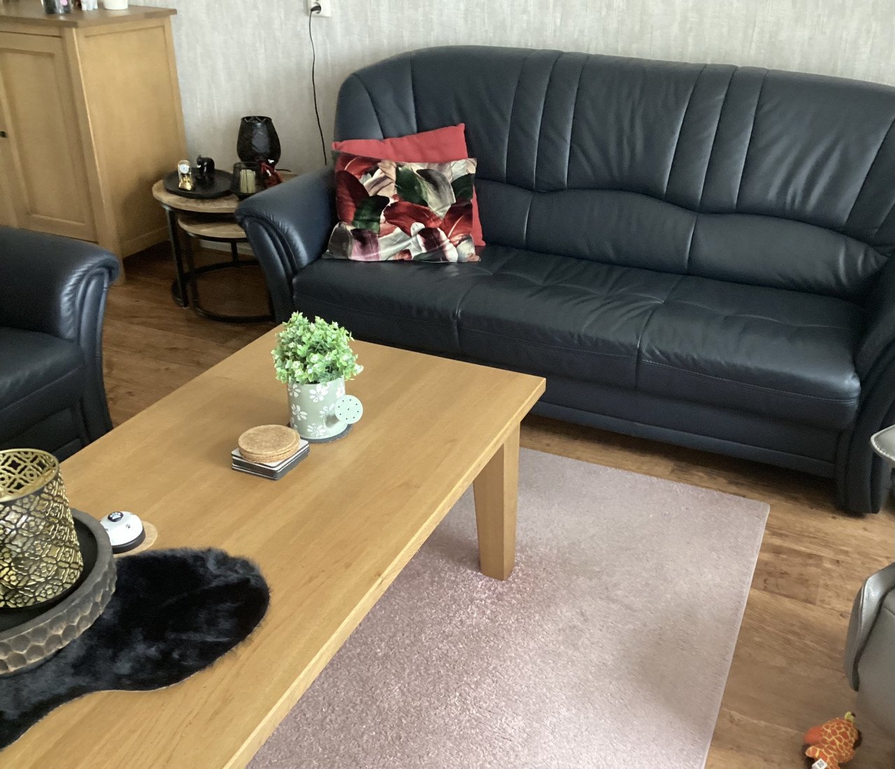 Mooi eiken dressoir, bijpassend tv kastje, lederen bankstel en salontafel