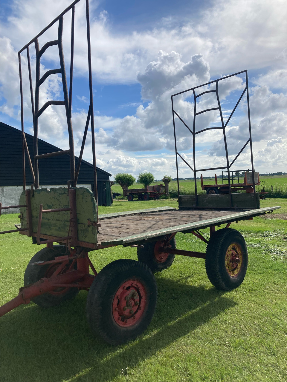 Platte wagen voor hooi of stro met Dodge Beep wielen en assen