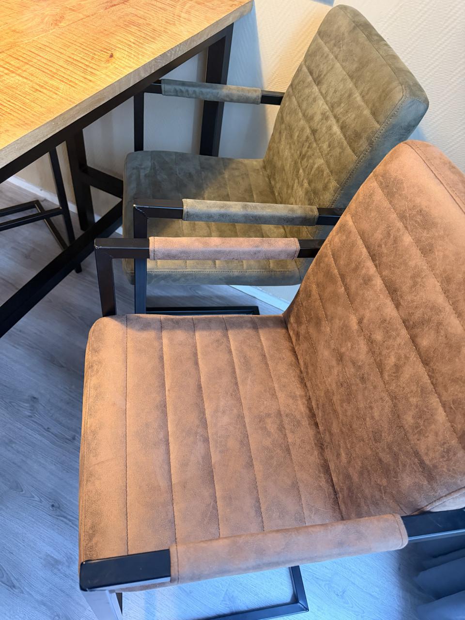 Bartafel en bar stoelen