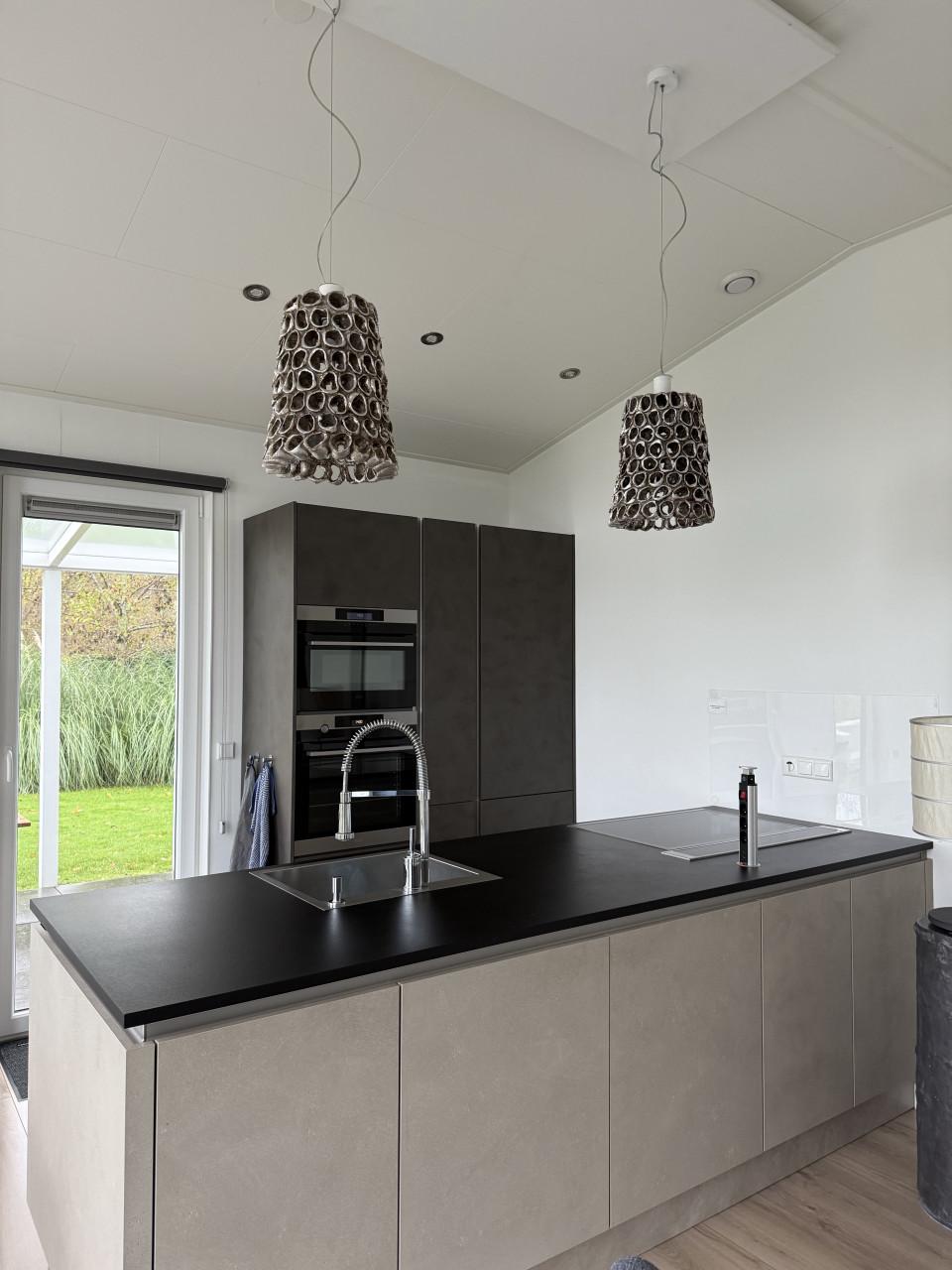 2 mooie keramische lampenkappen