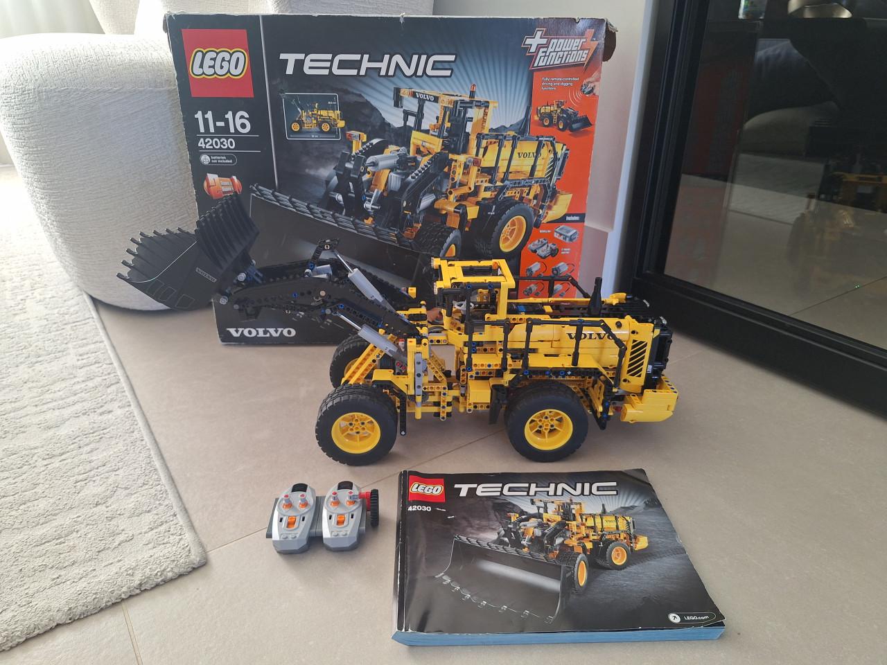Lego Technic 42030 Volvo Shovel