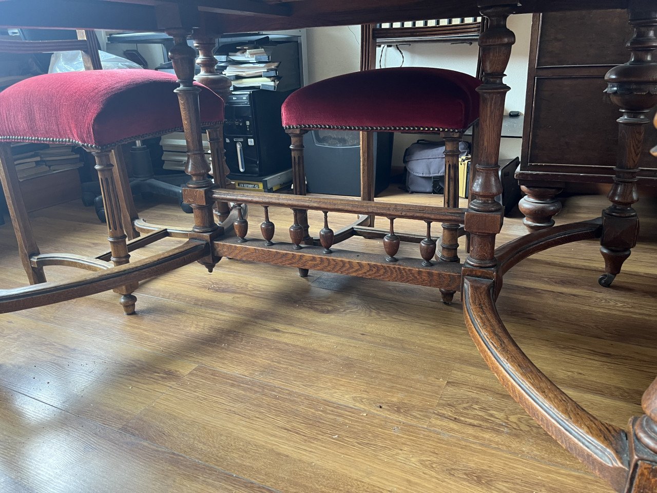 Eikenhouten Mechelse tafel met leeuwenkoppen, 4 stoelen
