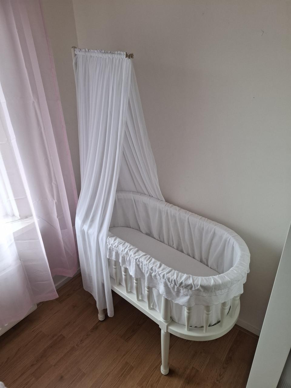 Handgemaakte wieg met hemeltje & nieuw matras