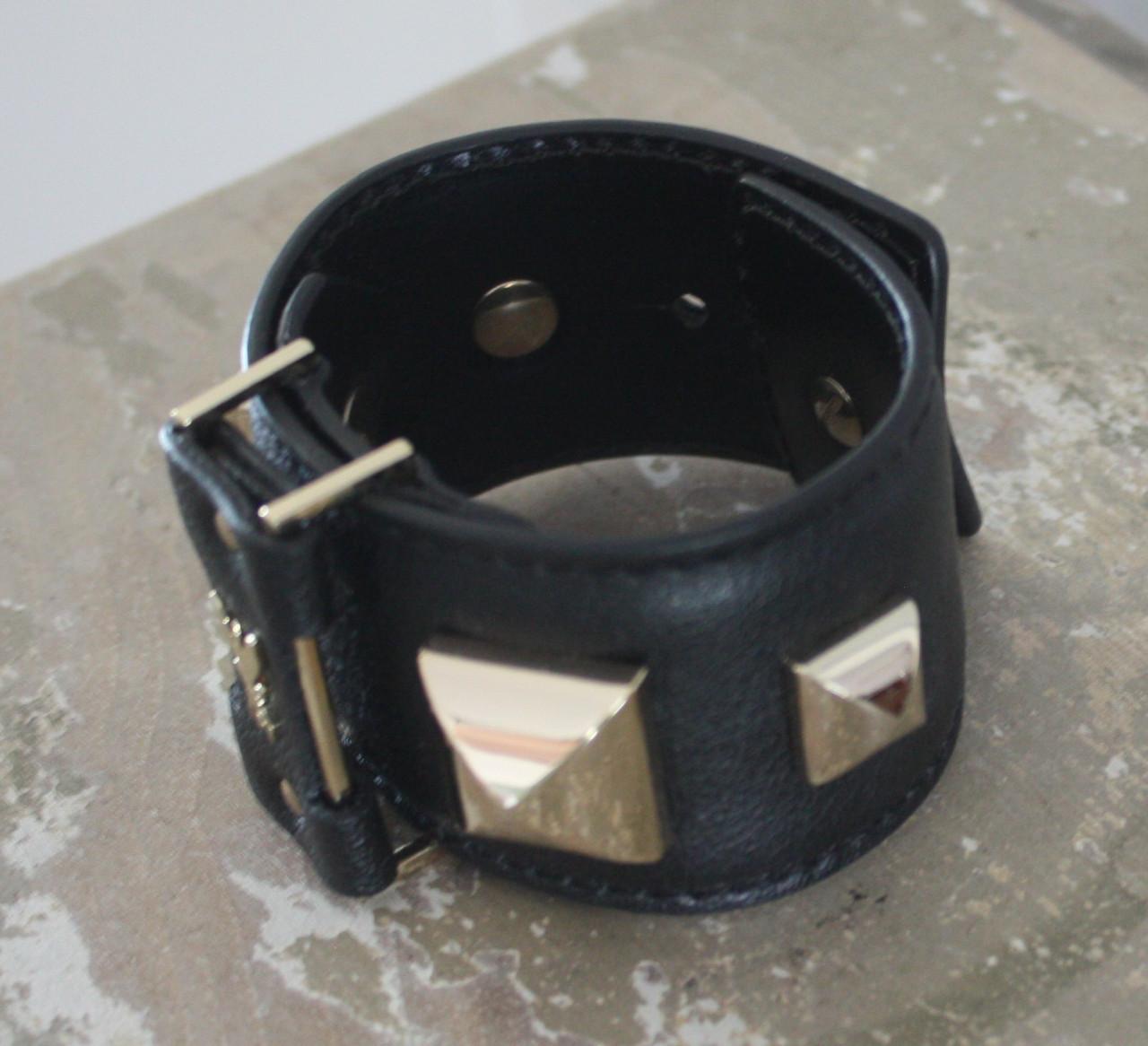 Zwarte armband met goudkleurige details