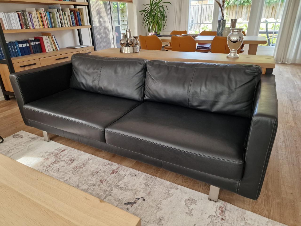 Wegens verhuizing te koop: zwarte leren 3 1/2 zits-bank