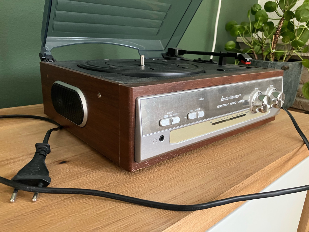 Platenspeler met radiofunctie z.g.a.n.