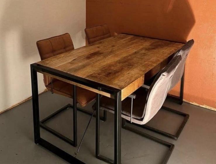 Eettafel met 4 stoelen - industrieel design