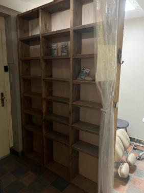 Twee grote (boeken)kasten te koop