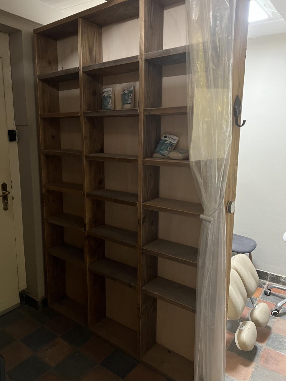 Twee grote (boeken)kasten te koop