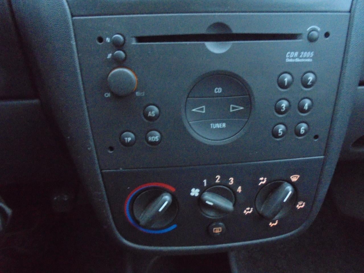 Corsa uit 2001 / 146.445 Km  N.A.P rijd goed  € 950 apk t/mmaart 2027