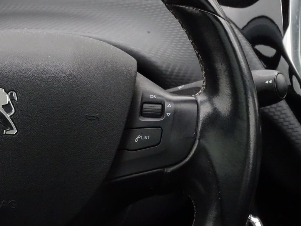 Peugeot 2008 1.2 puretech gt-line | pano | trekhaak | bluetooth | navi