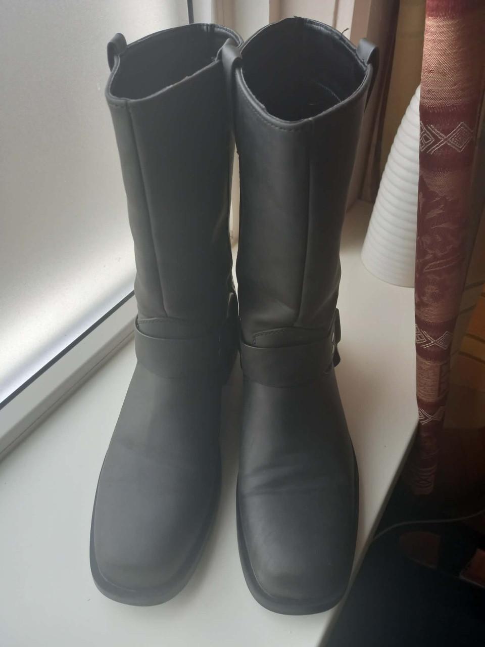 Een prachtige leren herenlaars van het merk ONLY te koop.MAAT 42