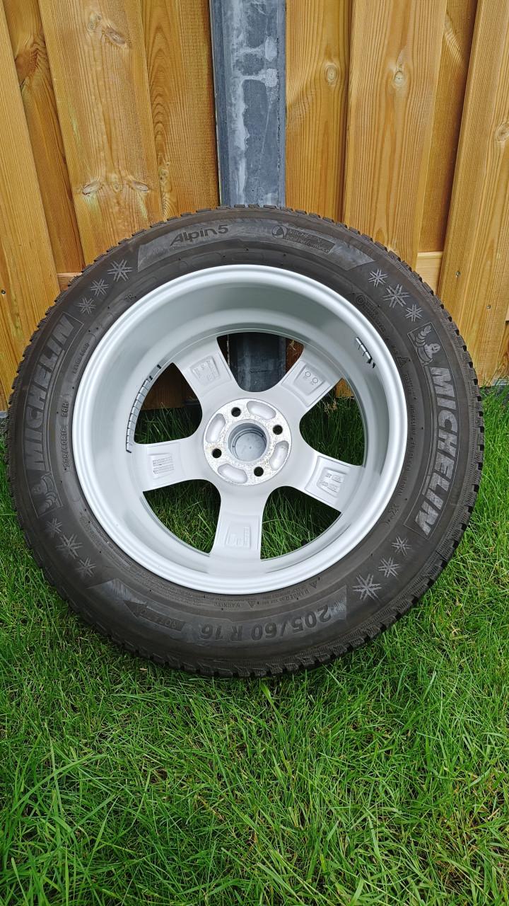 Winterbanden set 16 inch in perfecte staat op lichtmetalen velgen