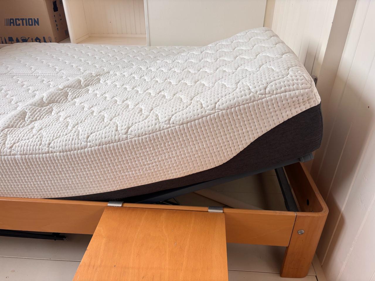 Tweepersoonsbed incl. matras en nachtkastjes