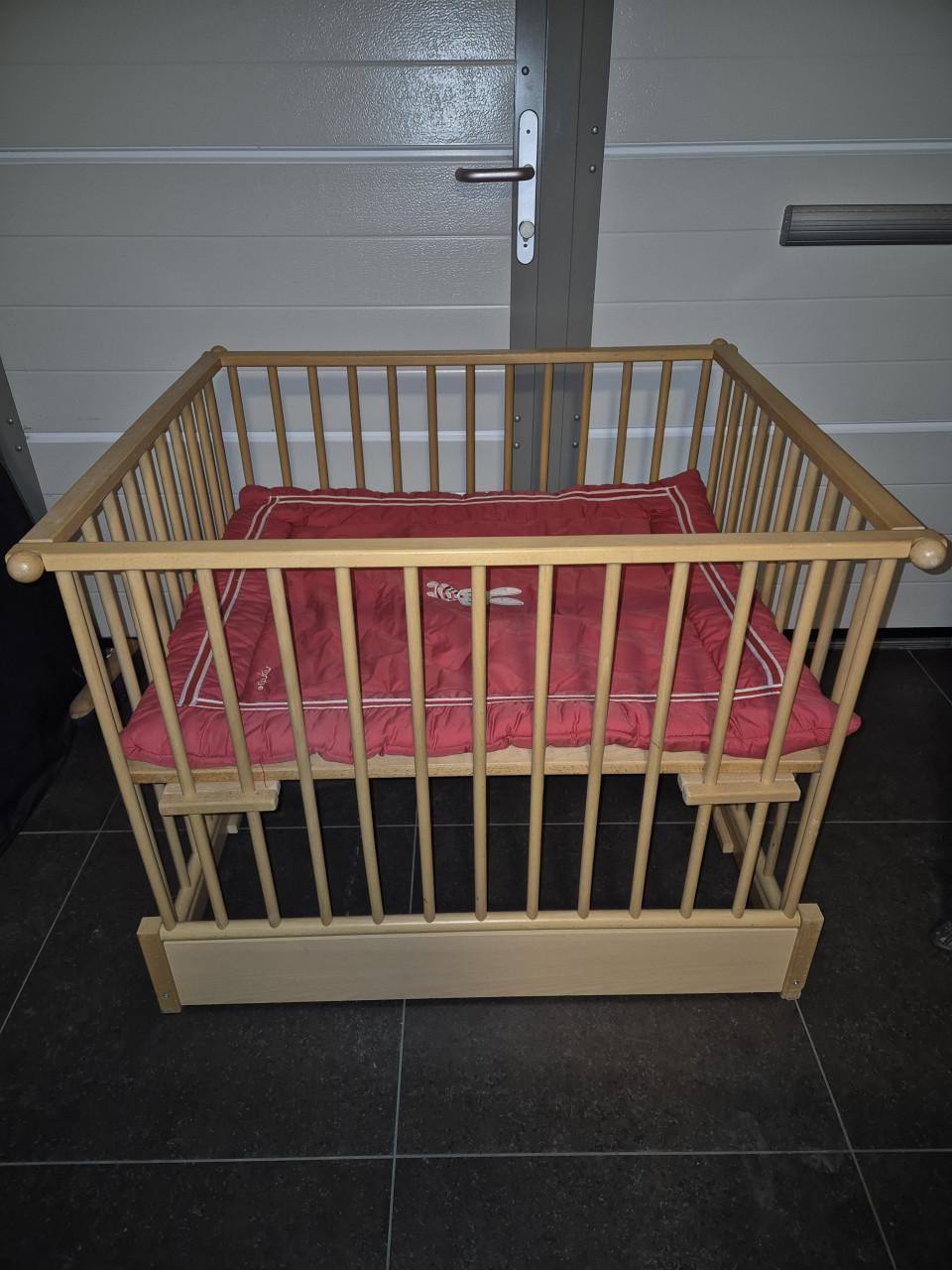 Kinderbox met verstelbare bodem.