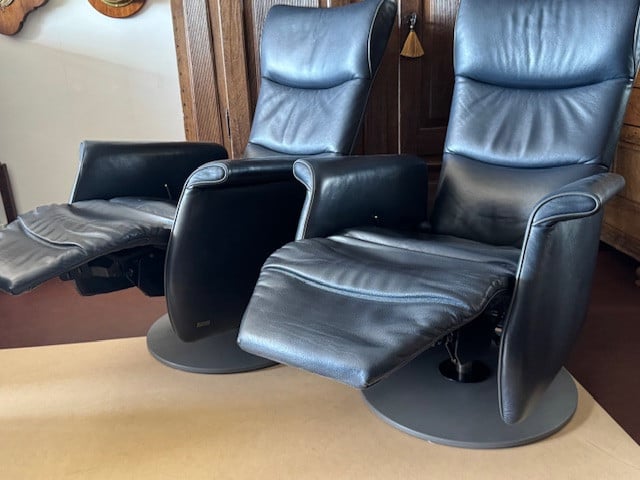 Prominent Twee relaxfauteuils/fauteuils /stoelen.
