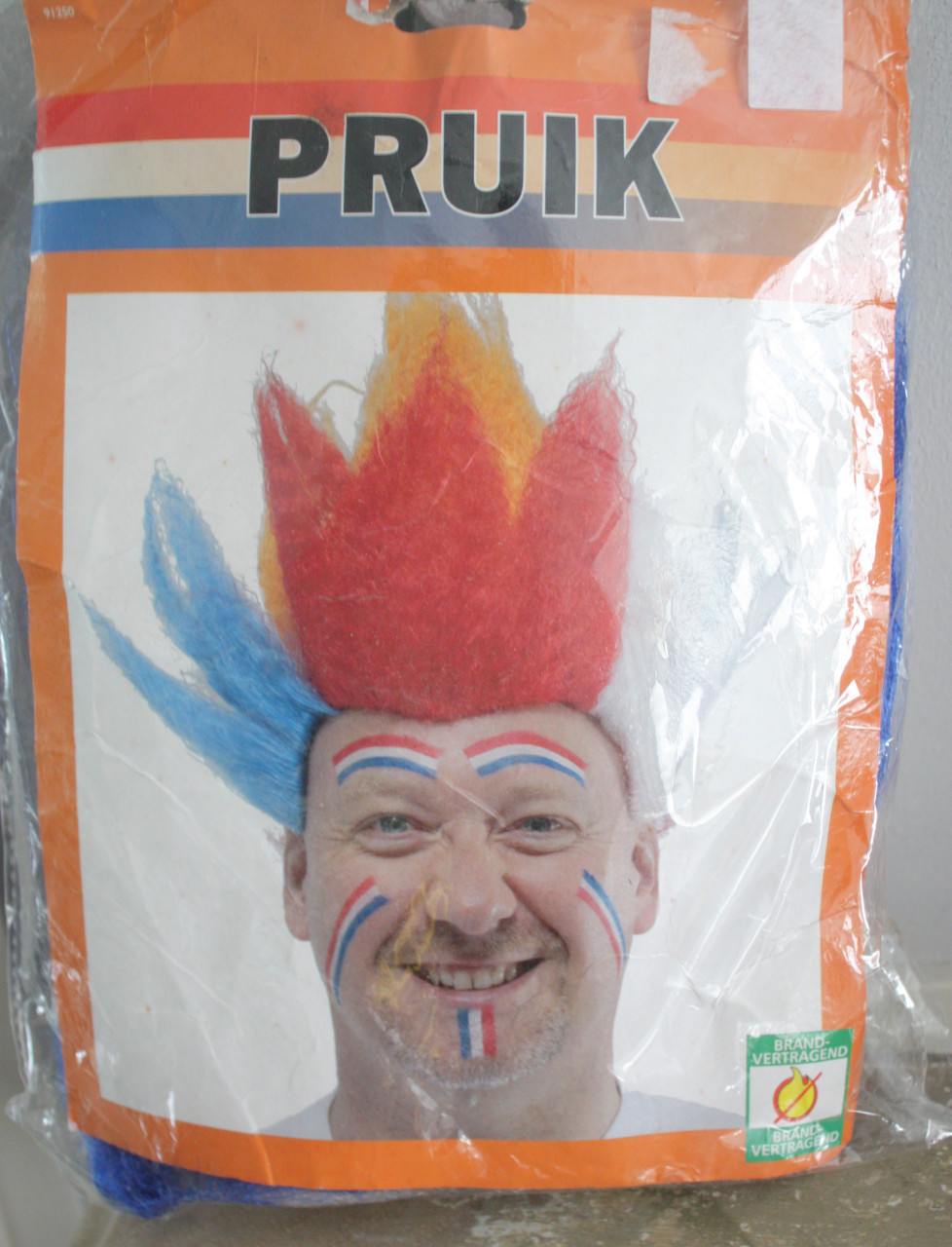 Nieuw in verpakking prui met kleuren rood wit blauw