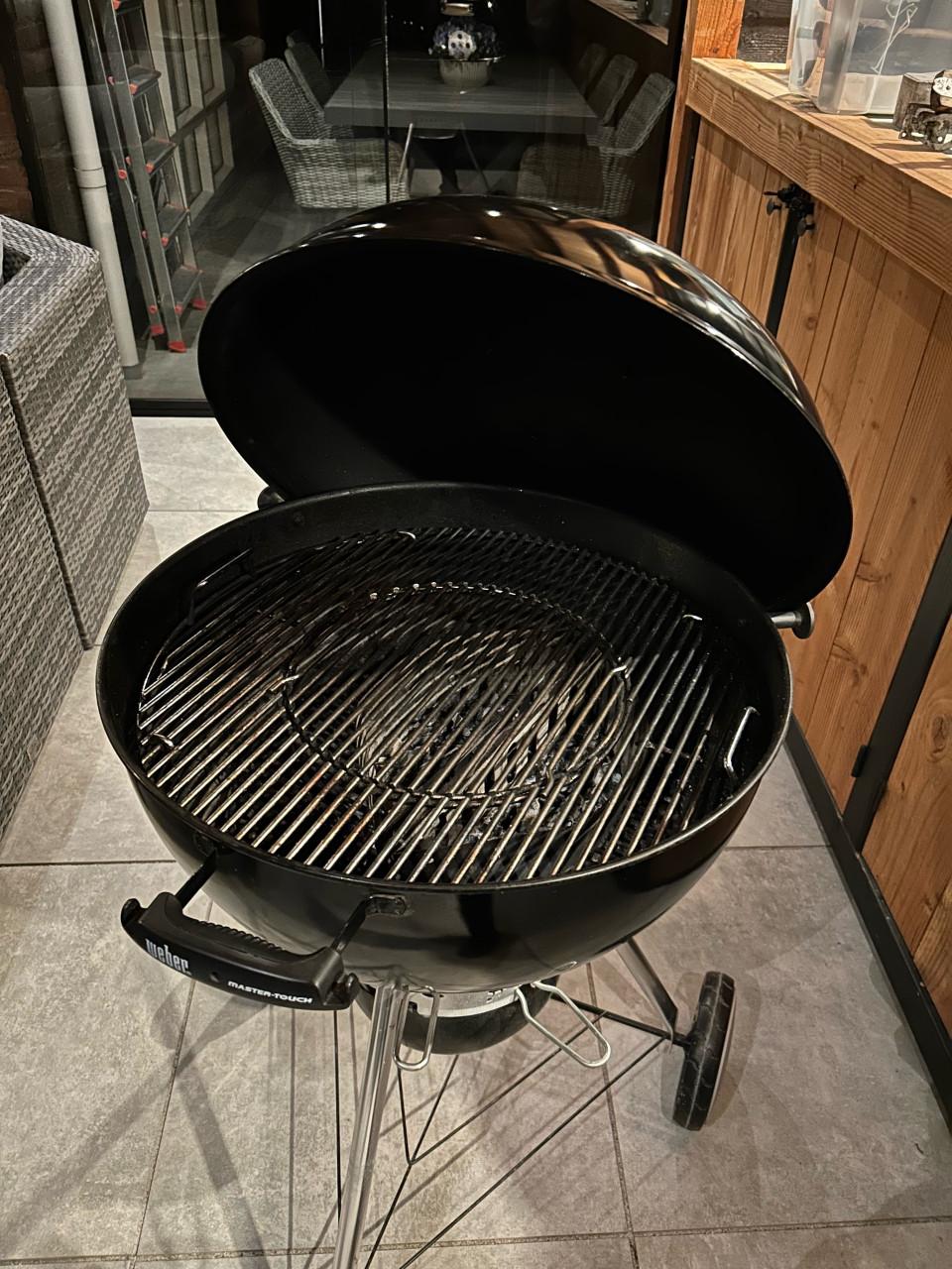 Weber Mastertouch 57cm + Veel extra's (o.a. nieuwe pizzasteen)