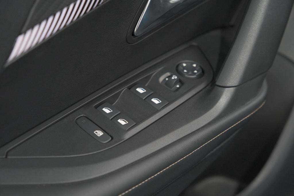 Peugeot E-2008 ev allure 54 kwh | soh 97,7% | 11 kw lader | apple carplay |