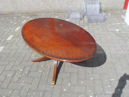 In goede staat salontafel 130 x 75 cm notenhout mooie kwaliteit 45 euro