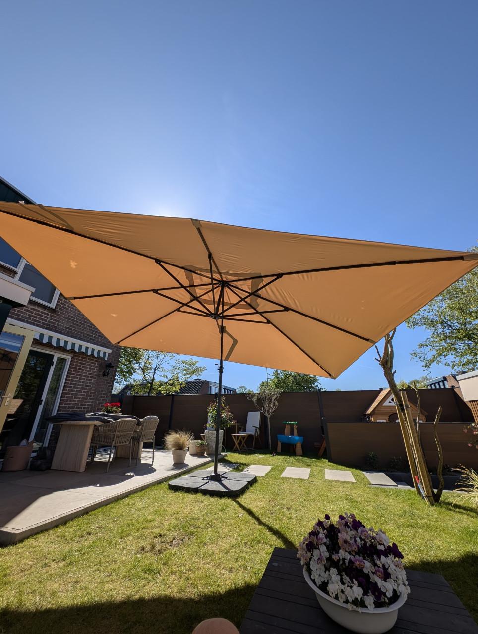 Grote zweefparasol 300*400 cm met stevige hoes en tegels