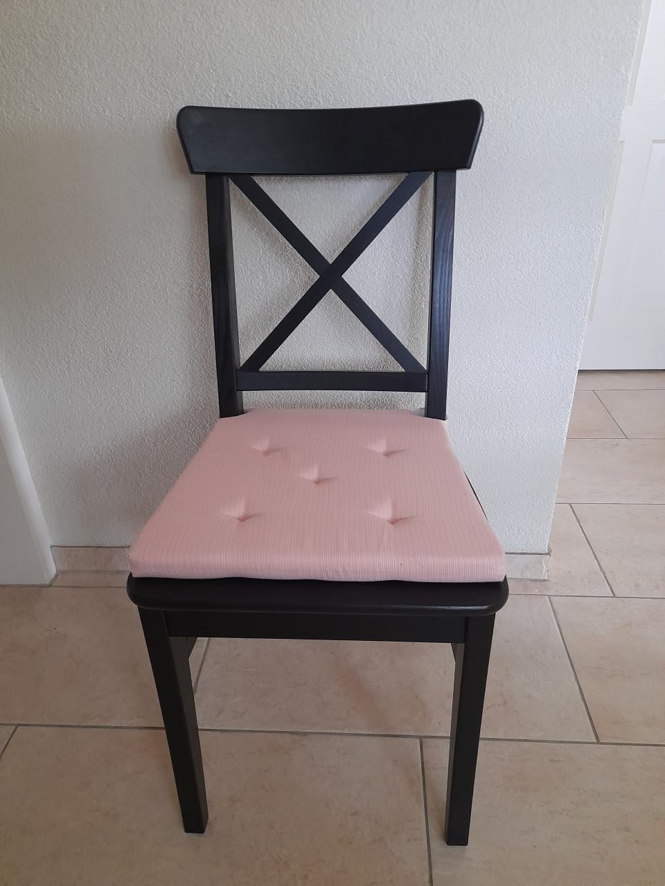4 nette stoelen (z.g.a.n.) eventueel met kussens!