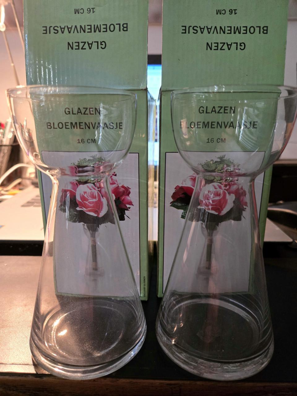 2 glazen bloemenvaasjes van 16 cm Nieuw in doosje