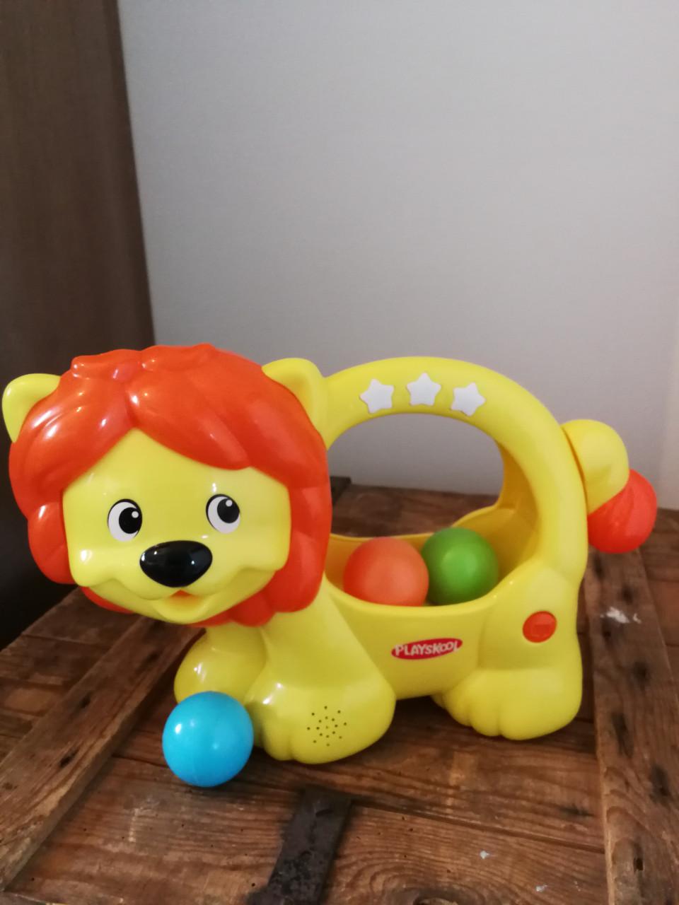 Ballenetende leeuw met geluid