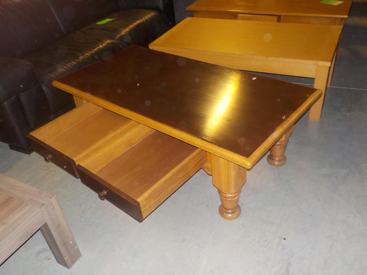 Massief eiken salontafel met diepe lade in zeer goede staat 70 x 140 cm