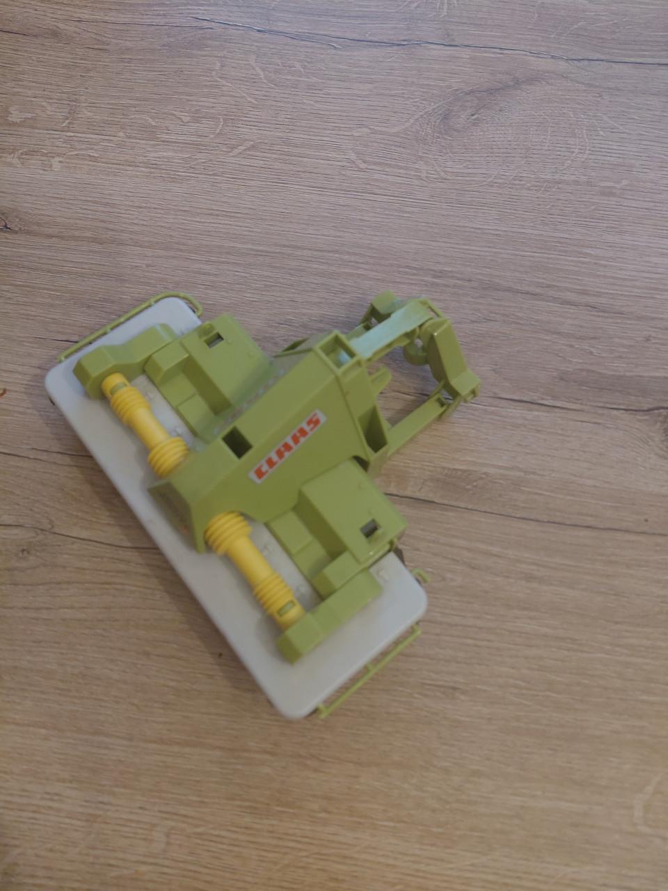 Bruder fendt met balenpers en grasmaaier