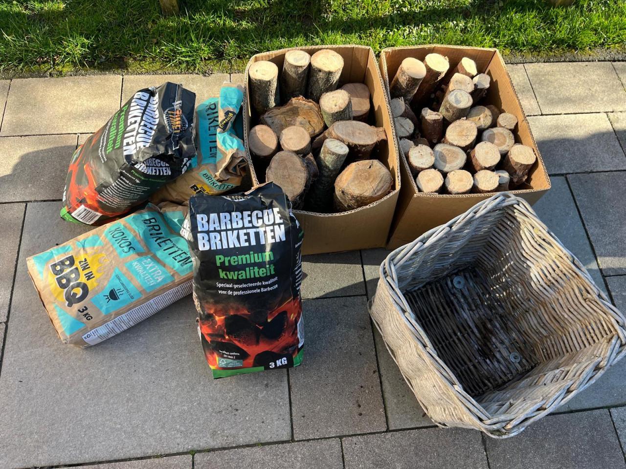 Houtblokken, briketten en mandje