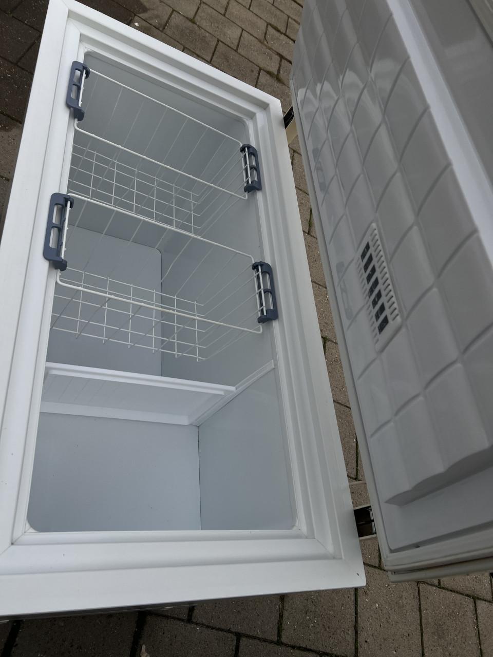 Als nieuwe vrieskist / vriezer 273 liter 125x85x65 cm.