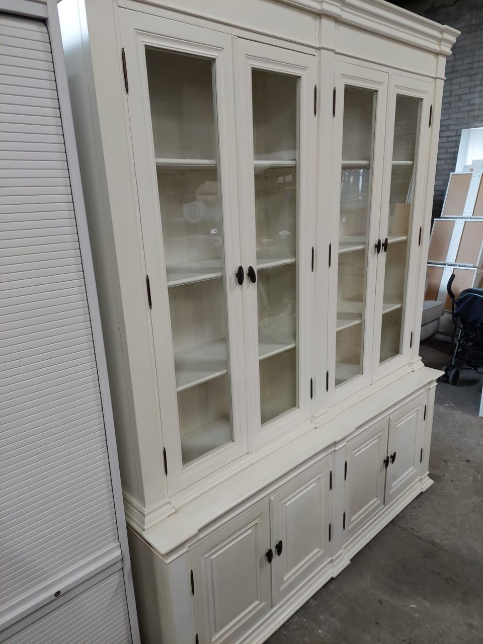 Witte buffetkast hoog model