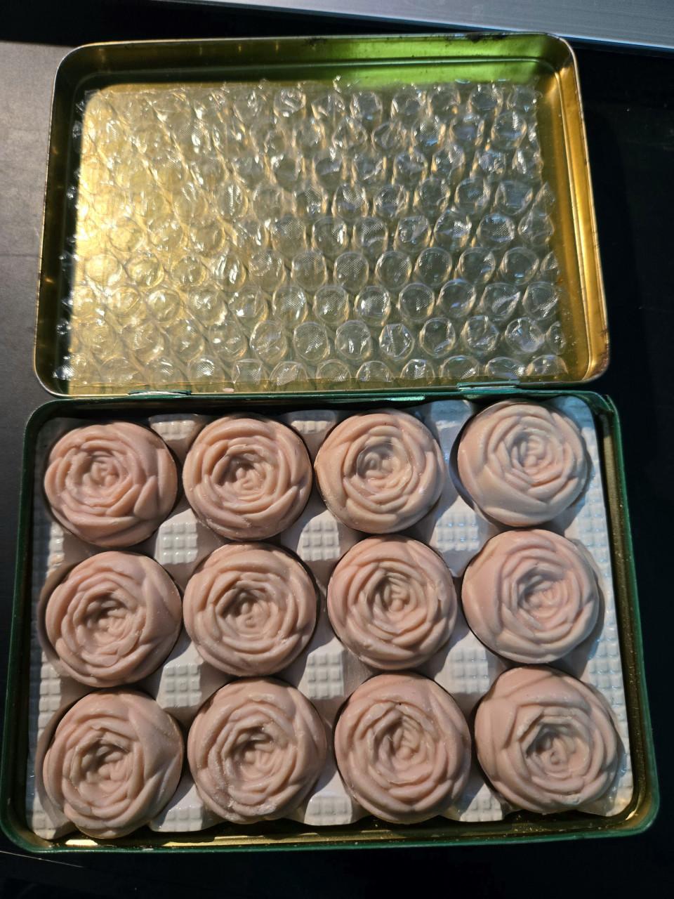 Vintage Interpur blik met roze rozen met 12 rozenzeepjes. 14x10x3 cm
