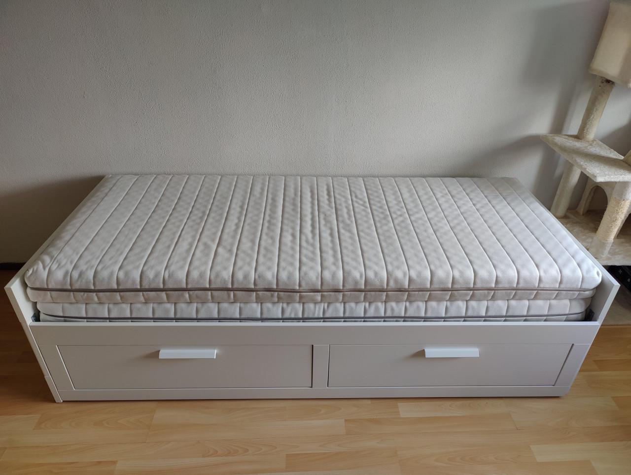Logeer bed uitschuifbaar één of tweepersoons - IKEA bedbank + 2 matrassen