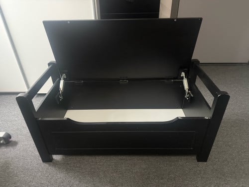 Leuk klein kinderbankje met opberhgruimte speelgoed.