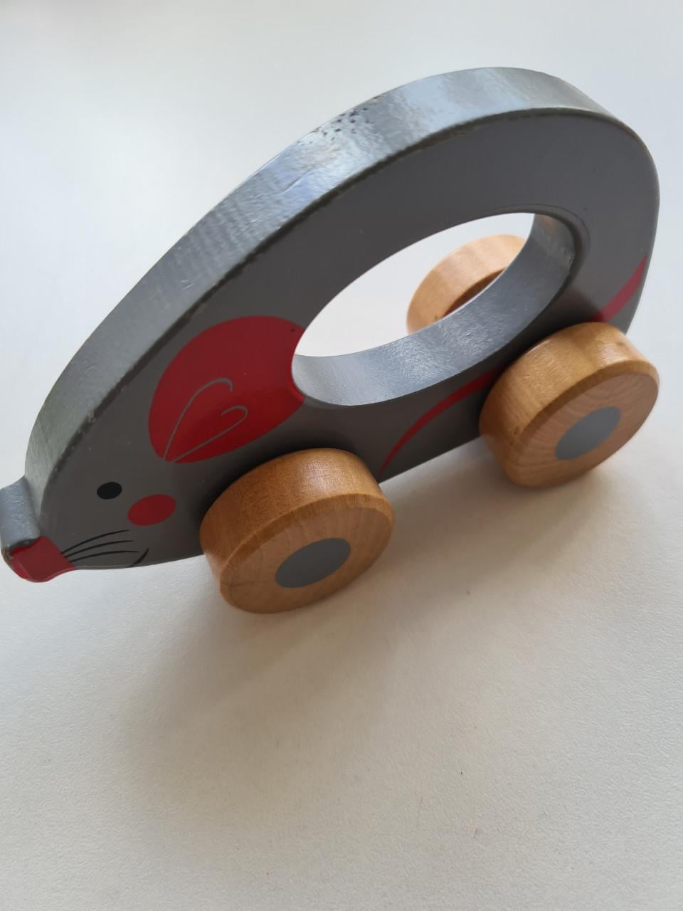 Houten muis op wielen, een klassiek duwspeeltje